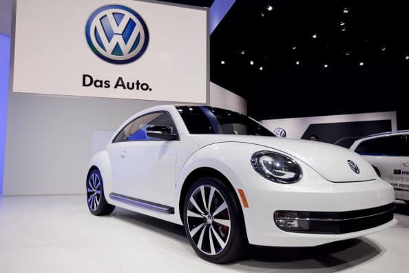 Aunque su imagen siempre respetó los parámetros del concepto inicial, el nuevo modelo de Beetle dejó atrás la idea básica de económico y se convirtió en un auto de moda y elegancia.
<br>