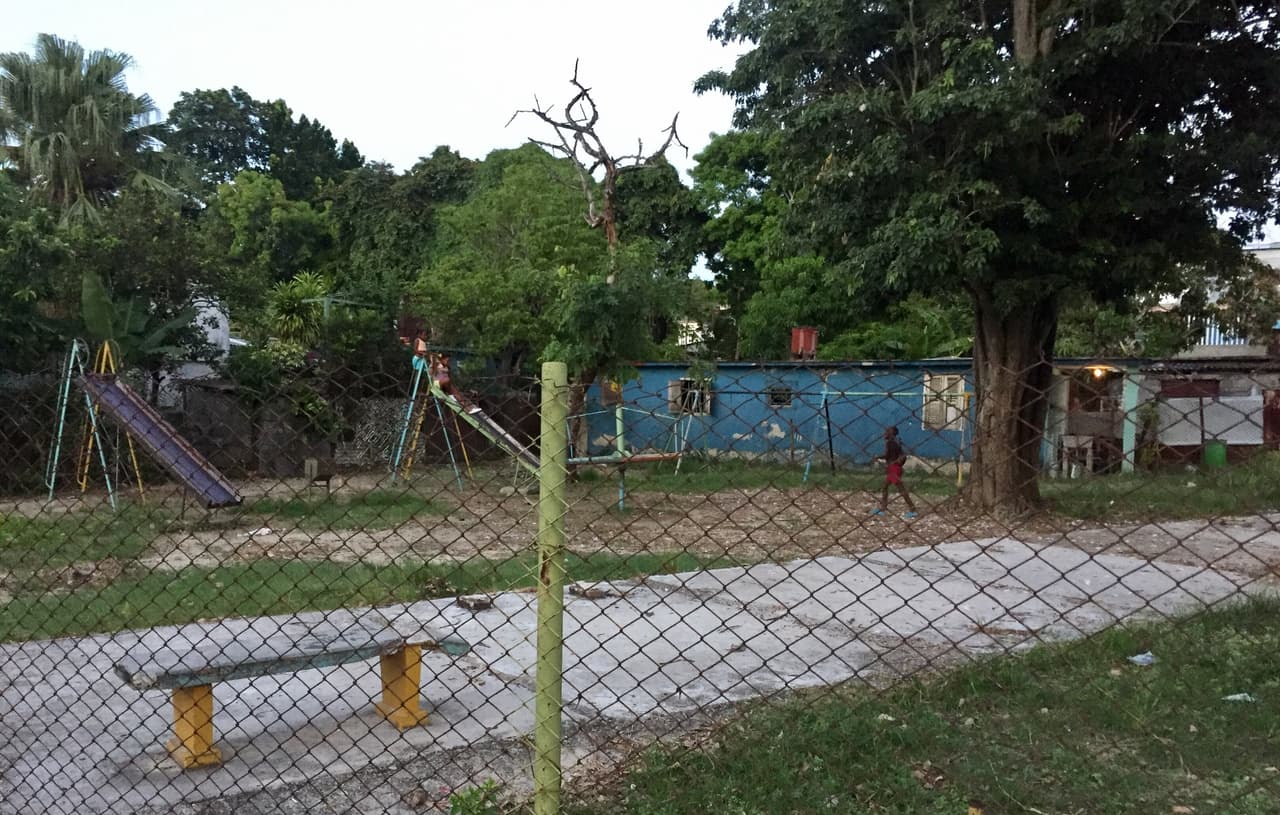 In Vieja Linda children play on rusty, broken swings in a park, as others race downhill in the street on “chivichanas” – homemade wooden skateboards.