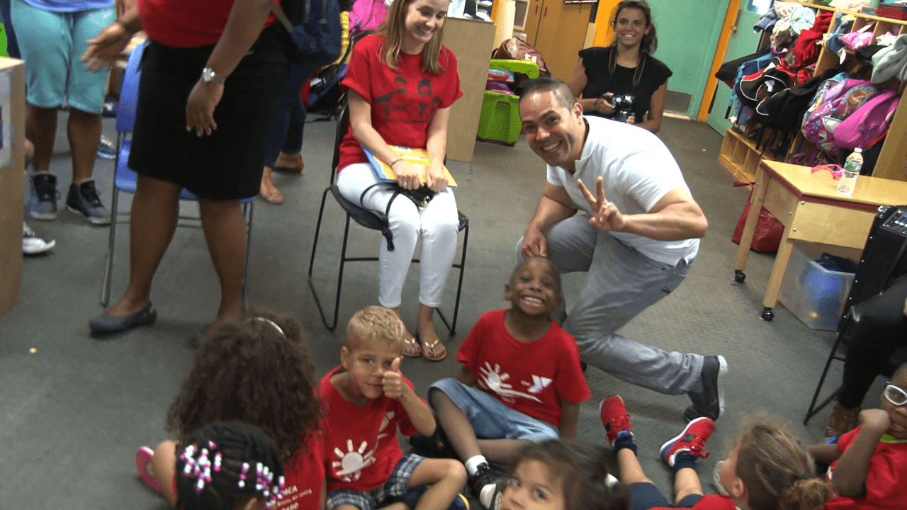 El locutor de La X tuvo la oportunidad de compartir con los niños en el Día de Lectura del campamento.