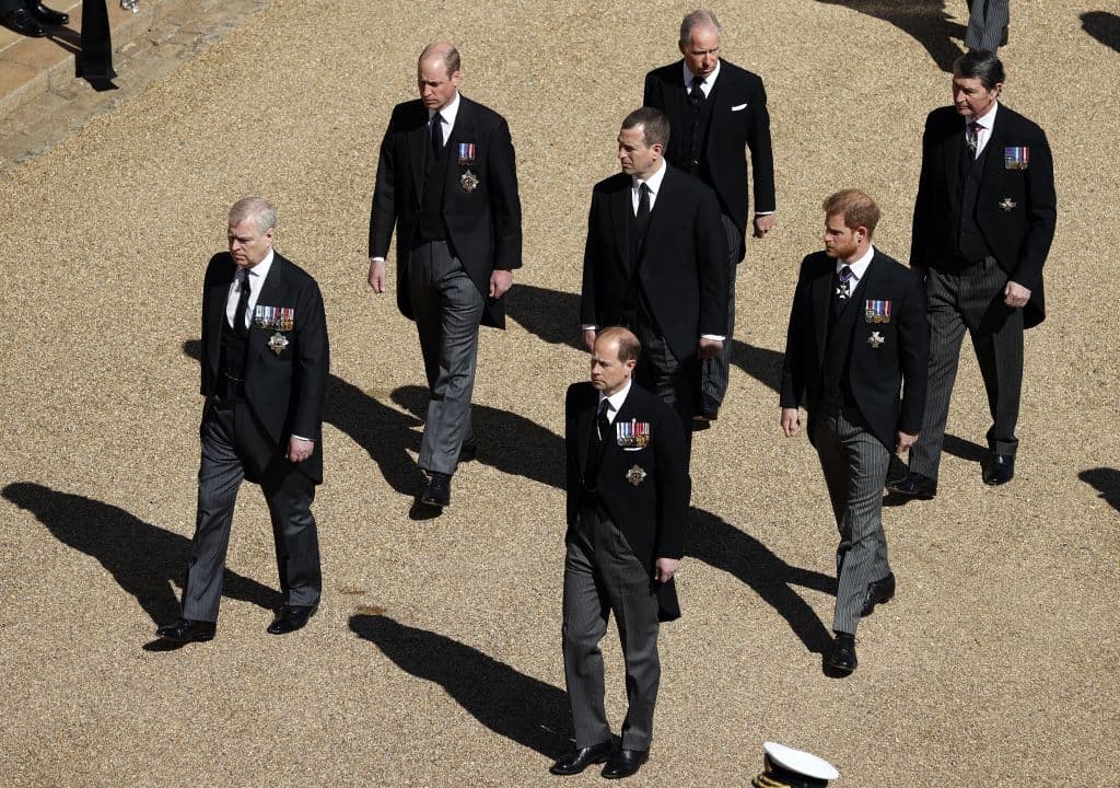 "Había habido una especie de acuerdo tácito entre todos para dejar lo que estaba en la mente de cada uno y concentrarse únicamente en 
<b><a href="https://www.univision.com/famosos/principe-harry-elogio-funebre-abuelo-philip-duque-de-edimburgo-fotos" target="_blank">apoyar a la reina antes del funeral</a></b> del príncipe Philip". 
<br>