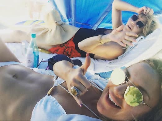 La acompañaba su mamá Goldie Hawn.