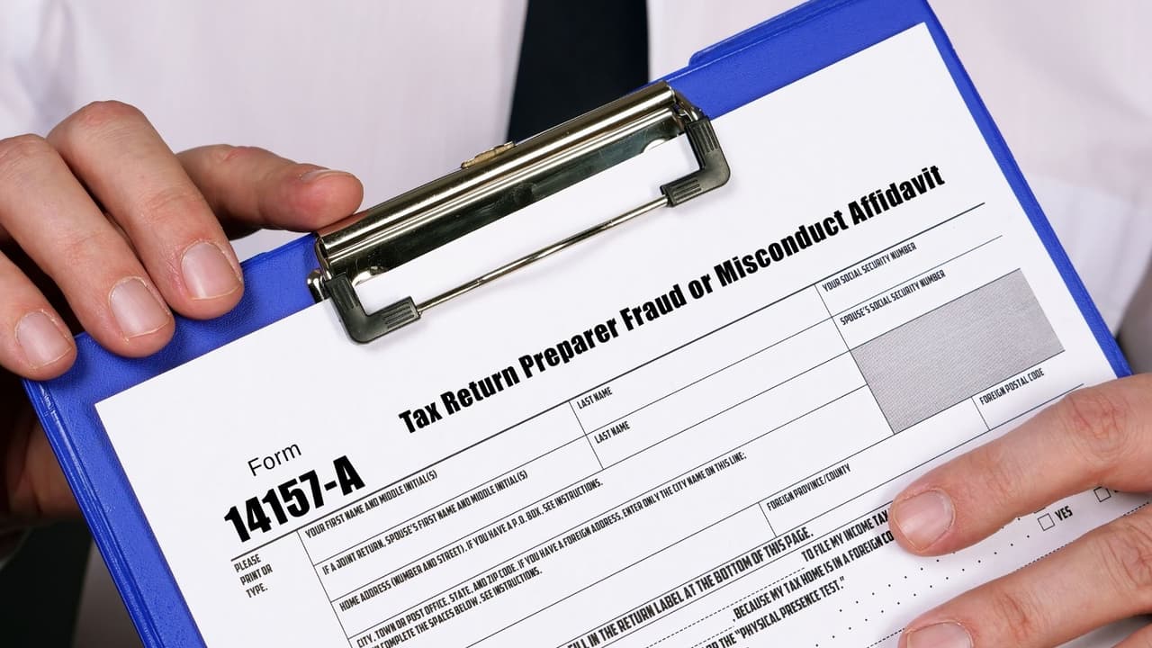 Si crees que has sido estafado o tu preparador de impuestos pasa tus reembolsos del IRS por su cuenta de banco antes que la tuya debes reportarlo al llenar el formulario 14157, que encuentras en la página www.irs.gov.