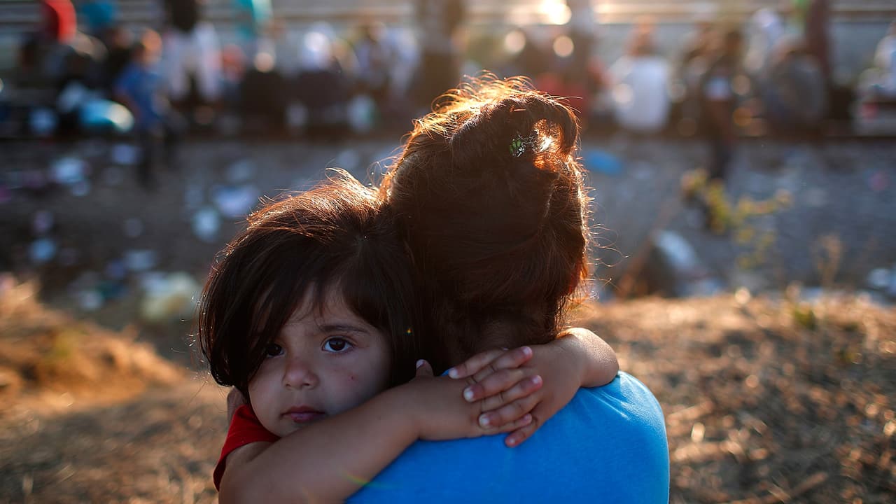 Traen a Dallas a 3,000 niños inmigrantes que llegaron sin un acompañante a la frontera de Texas