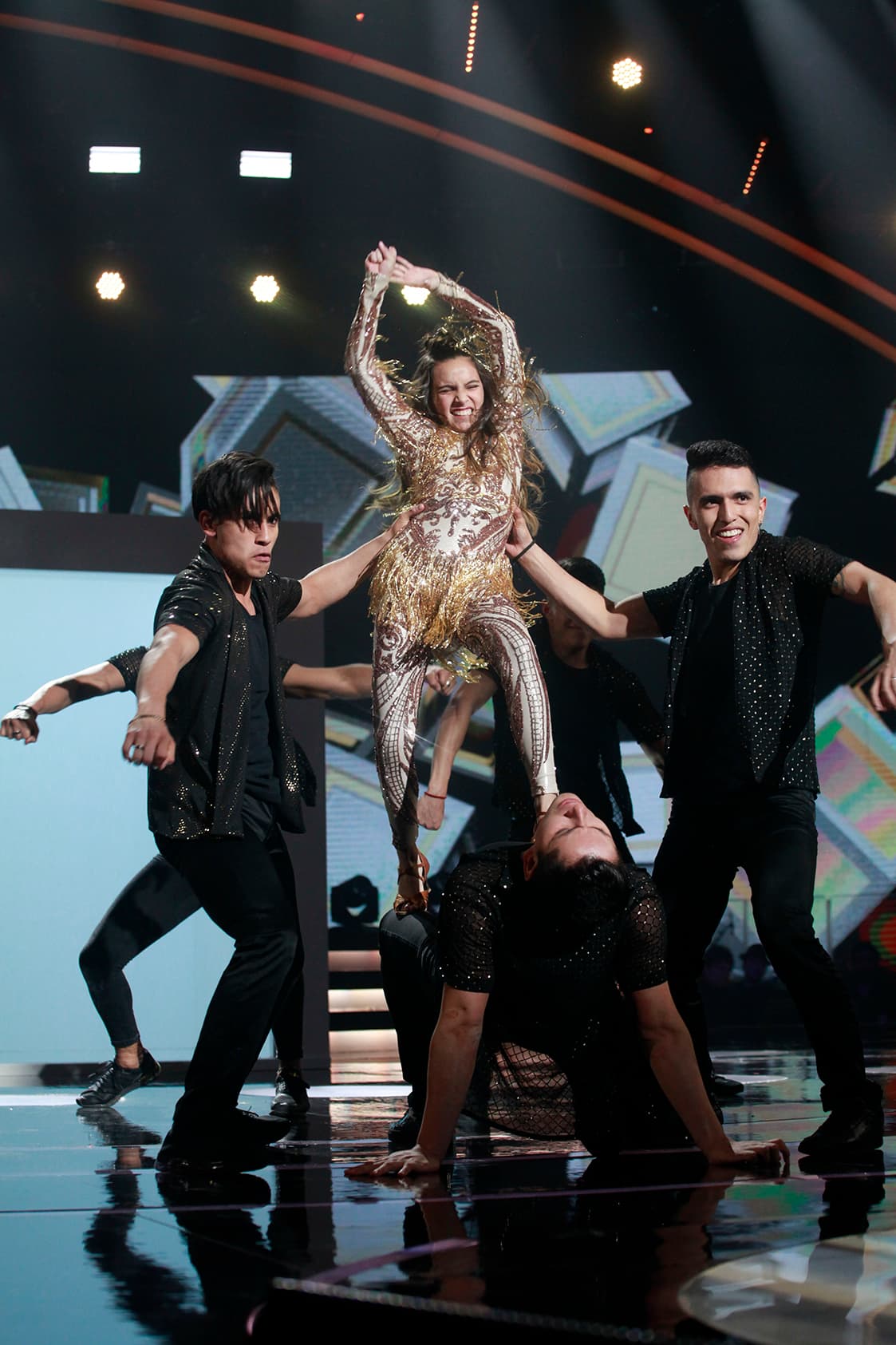 Su vestuario dorado, lleno de flecos, brillos y glam fueron un gran apoyo para el tema.