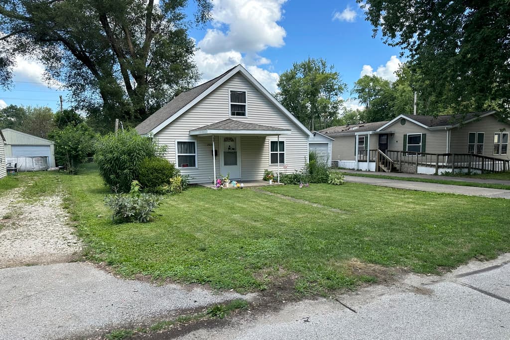 <b><a href="https://www.univision.com/local/chicago-wgbo/le-abrio-la-puerta-a-la-policia-luego-de-llamar-al-911-y-termino-muerta-caso-de-sonya-massey-video" target="_blank">Sonya Massey vivía en esta propiedad, en el 2868 de la calle Hoover, en Springfield, Illinois</a></b>, hasta el pasado 6 de julio. Esa madrugada, el
<b>policía Sean Grayson</b> le disparó en tres ocasiones, poco después de que la madre afroestadounidense lo reprendiera
<b>"en el nombre de Jesús"</b>.