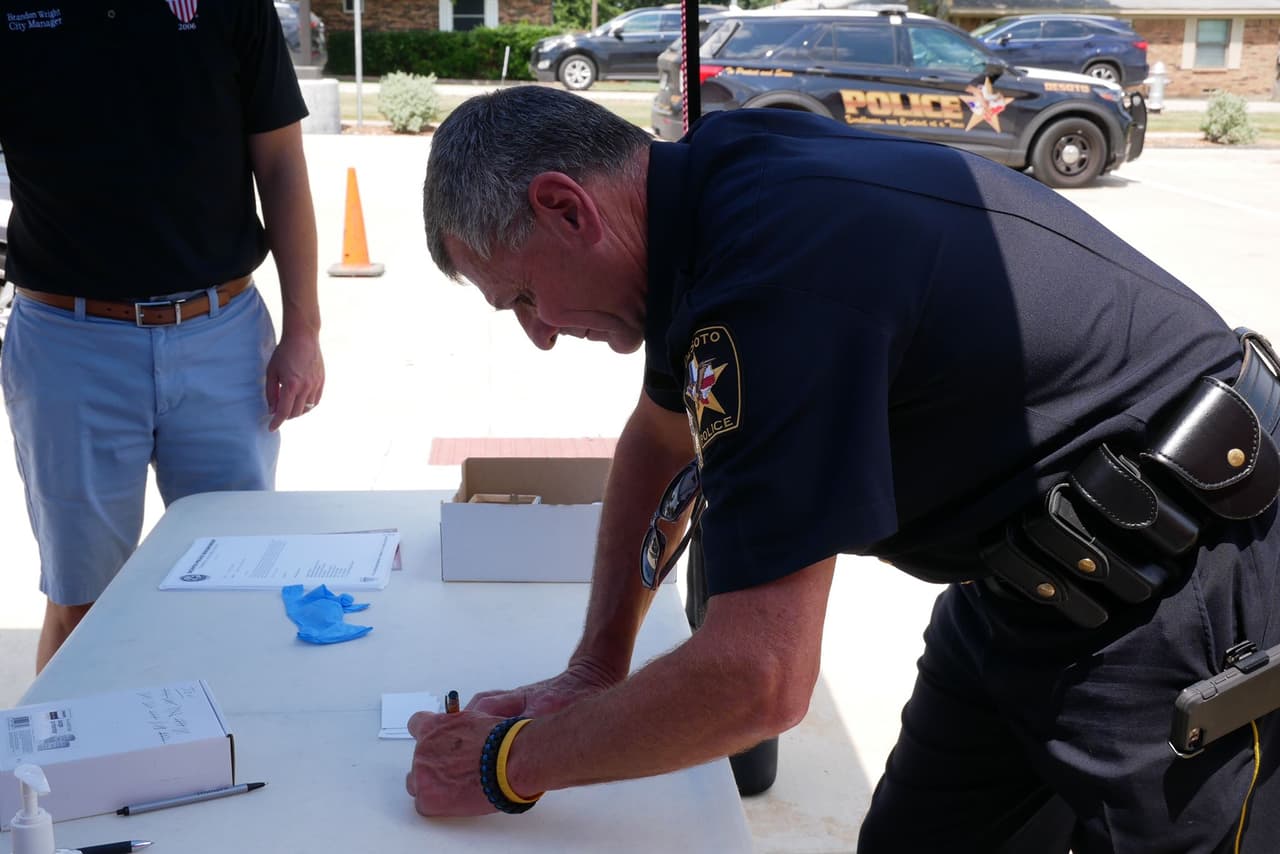 El alto número de entregas agotó la cantidad de tarjetas de regalo que el departamento tenía y se les entrego un cupón que podrán llevar al departamento para recoger su tarjeta en otro día asignado.