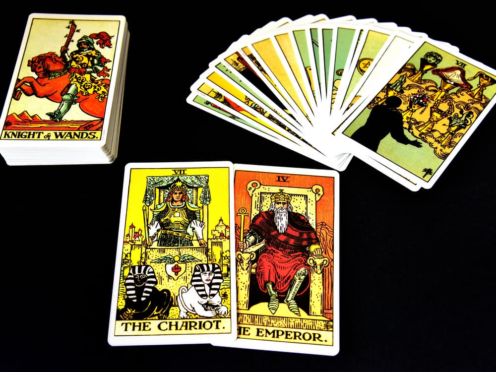 Si te salió el Emperador en una posición o tirada de amor, habla de una relación donde el sexo y lo material son más importantes que los sentimientos. En donde el plano sexual y los beneficios materiales (como lujos, por ejemplo), trascienden más que lo emocional. Tal vez es una figura más grande, rica y poderosa que viene a tu vida.