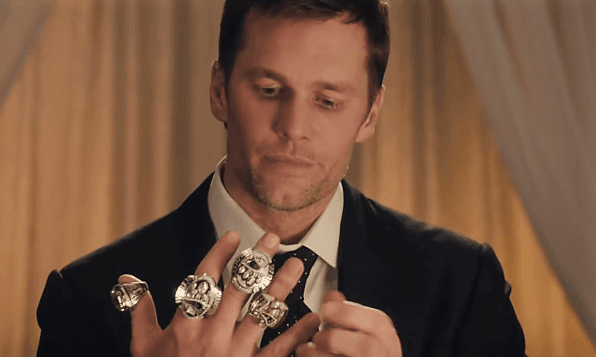 Tom Brady con su colección de anillos del Super Bowl. El comercial está cercano a los 3 millones de reproducciones en el canal de YouTube de la NFL.