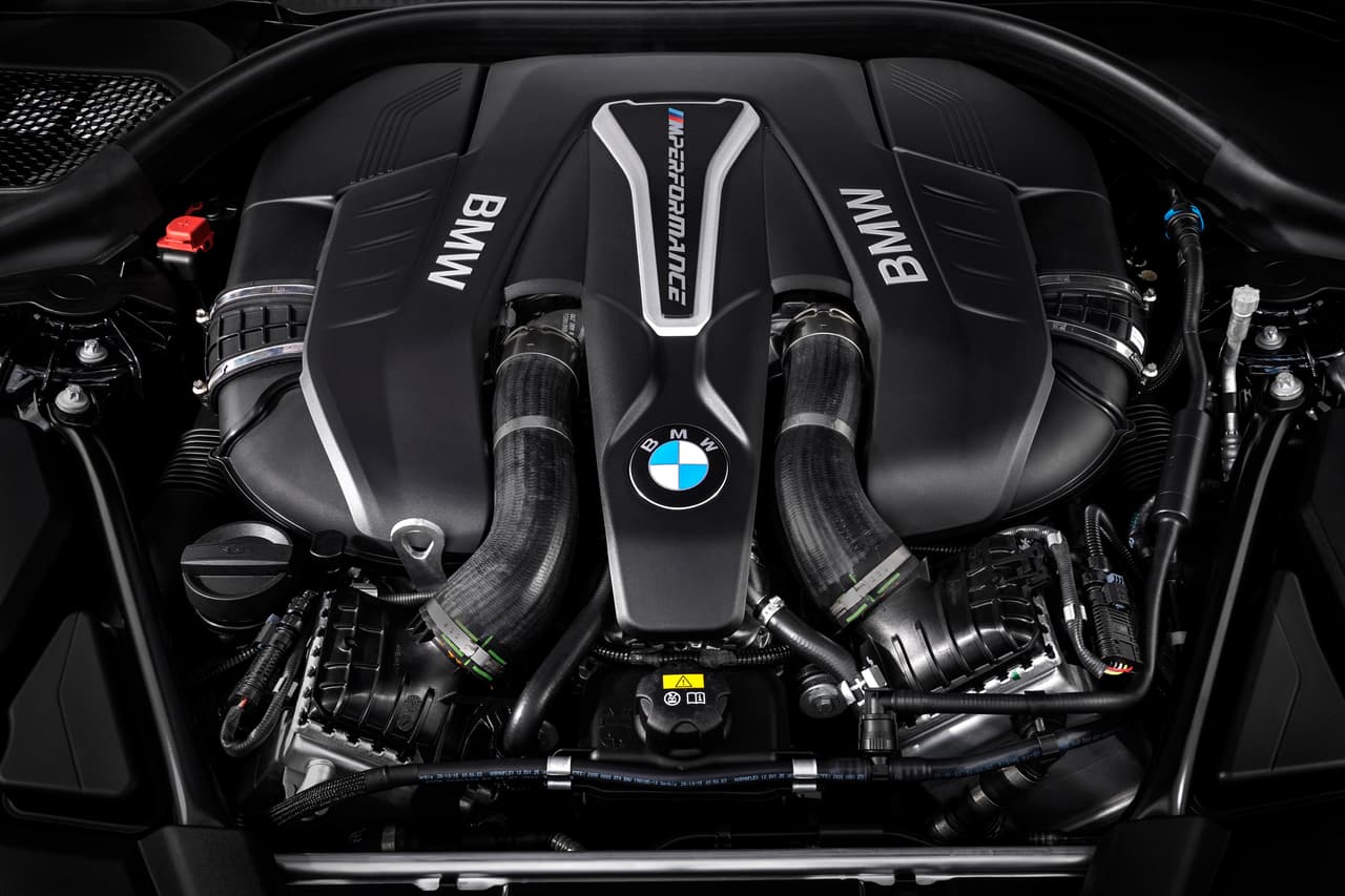 El M550i xDrive lleva bajo el capó un 
<b>motor de 4.4 litros y ocho cilindros</b>, con dos turbocargadores. El mismo genera una potencia de 
<b>456 caballos de fuerza</b>, con un torque de
<b> 480 libras-pie</b>. Posee un sistema de inyección de alta precisión.