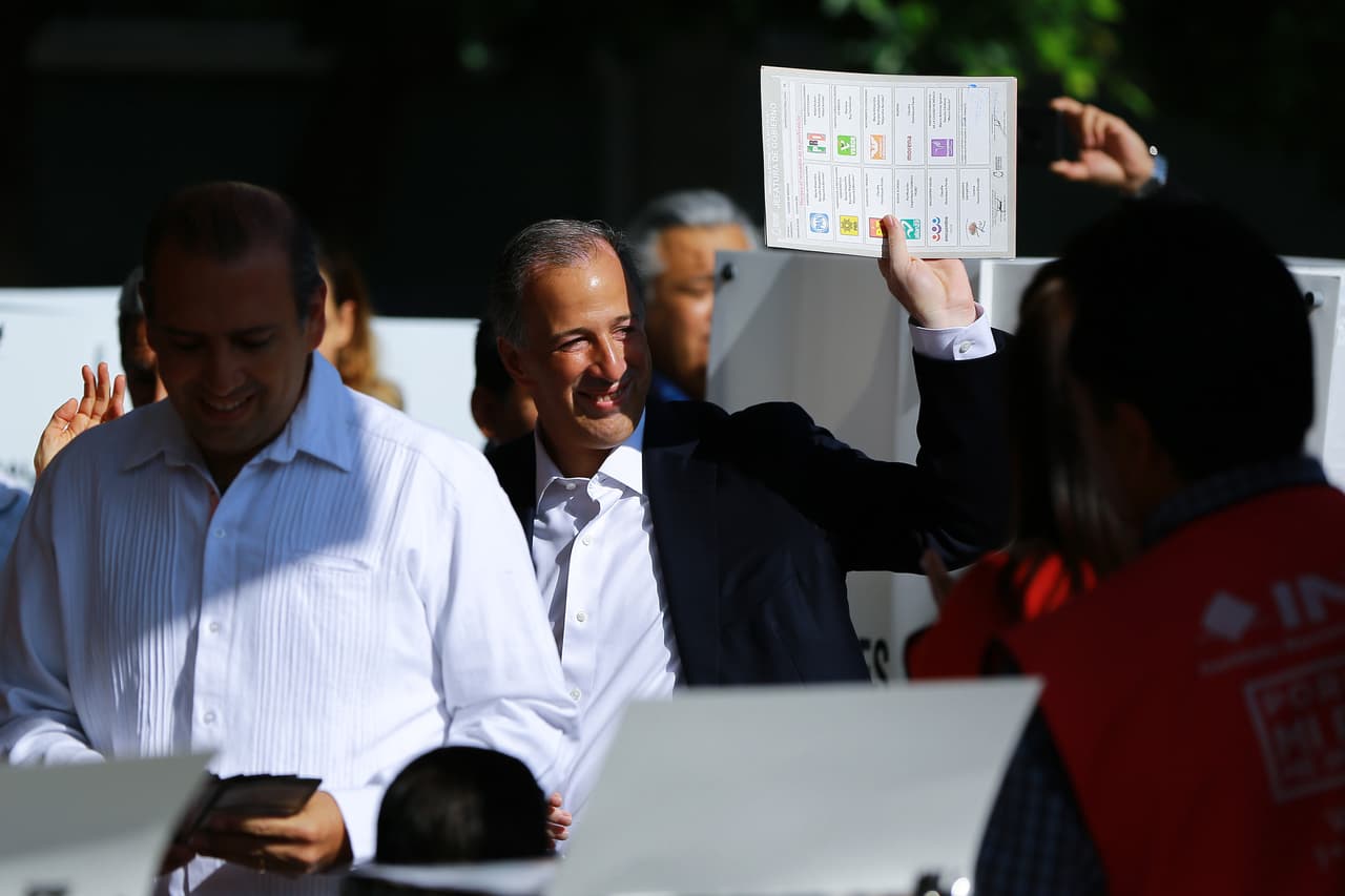 El candidato oficialista, José Antonio Meade, votó en una casilla ubicada en la la colonia Chimalistac, en la Ciudad de México, alrededor de las 9:47 AM.