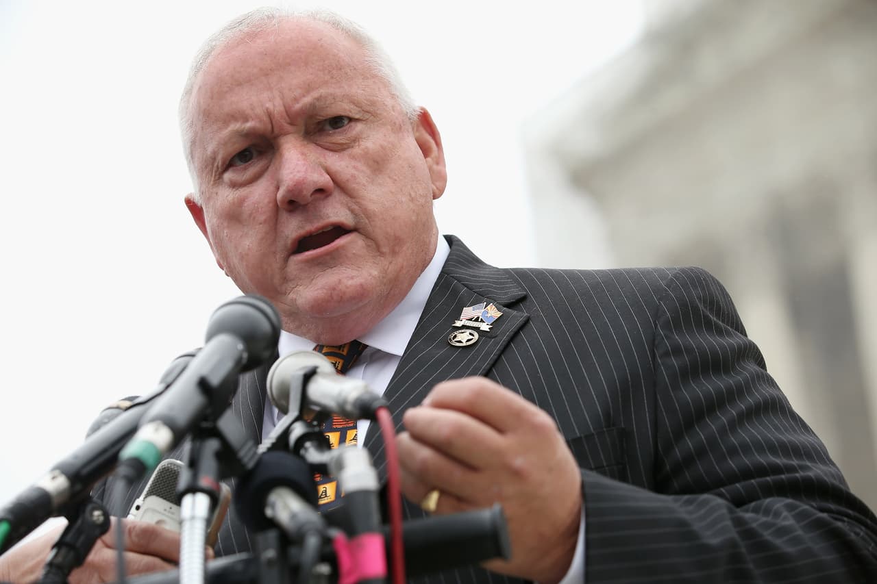 Murió el autor de la controvertida ley de inmigración SB1070, Russell Pearce