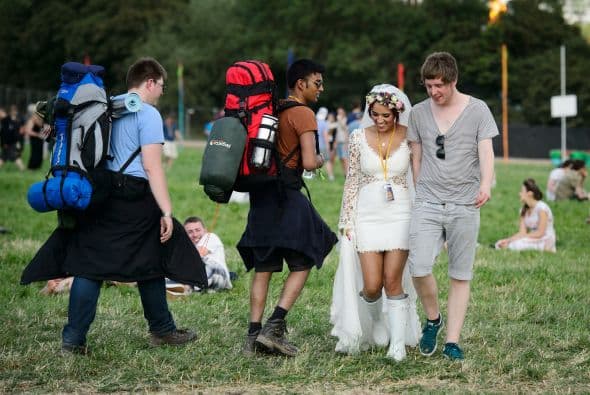 Con una playera a rayas y un pantalón corto gris, el novio tomó de la mano a su esposa y caminaron el pasto.