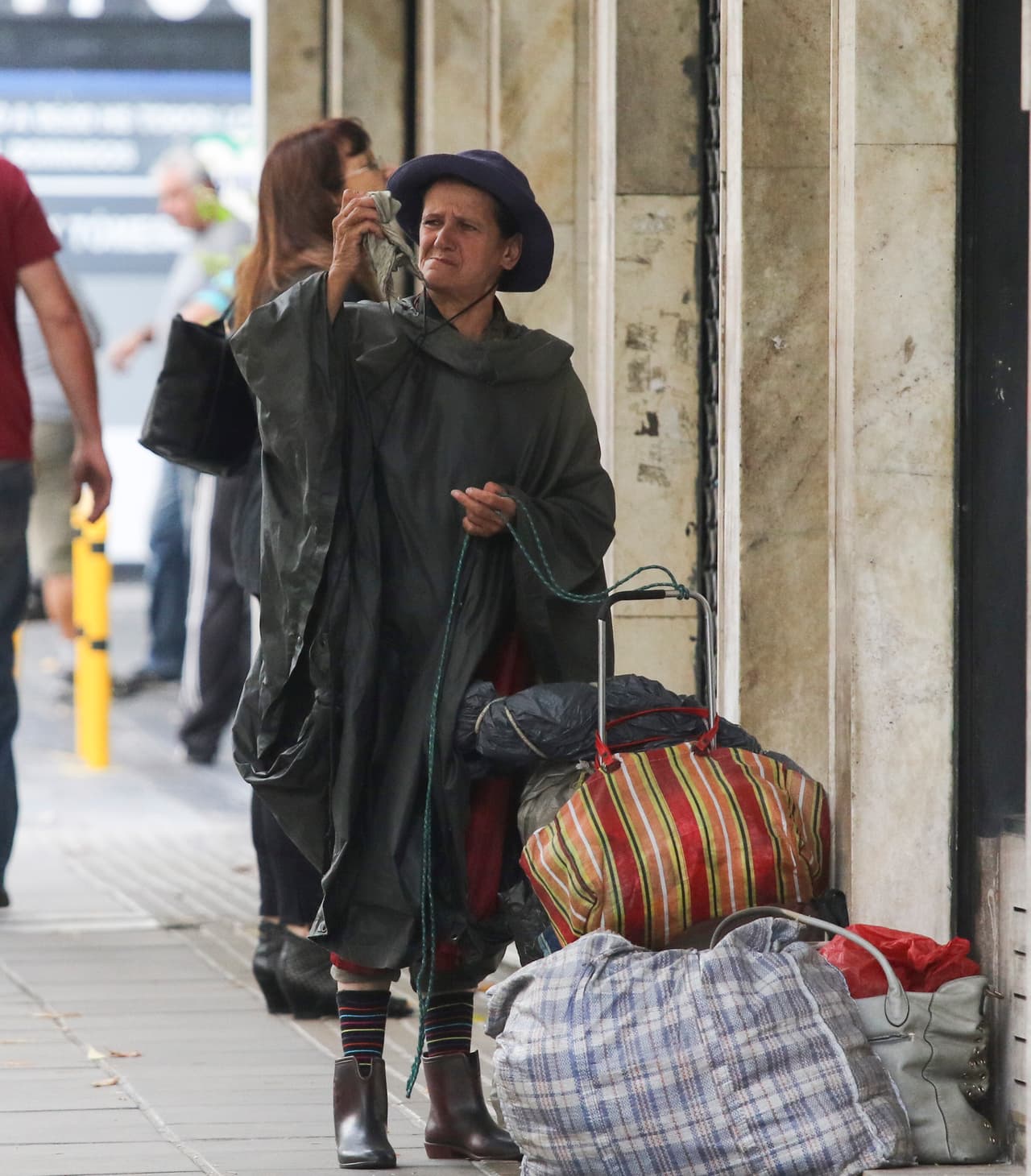 La deambulante tiene un marcado acento español y en sus declaraciones mencionó lugares de España cuando le preguntaron por su origen, como Mieres y Bimenes (Asturias). La mamá de Luis Miguel es itialiana.