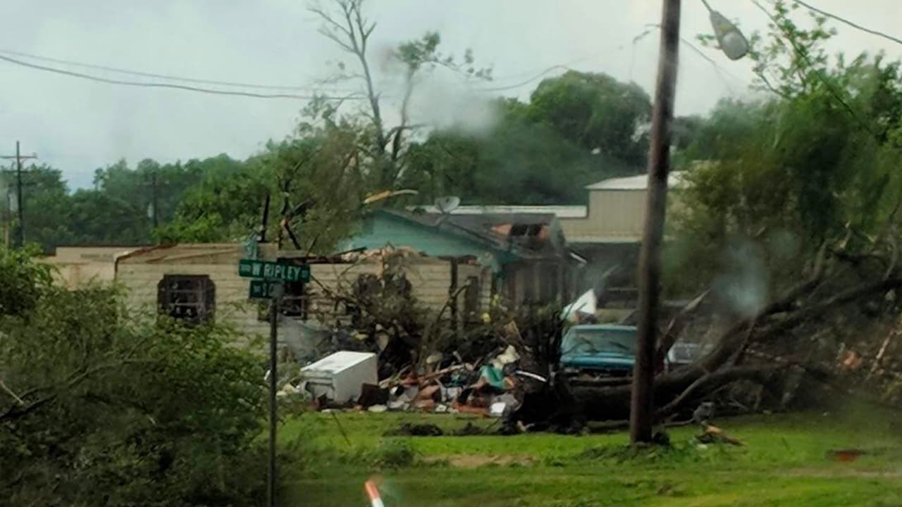 Hay pilas de escombros por doquier.