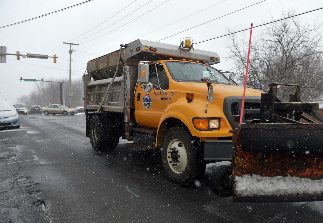 Los camiones que apartan la nieve de las vías ya están trabajando en Pennsylvania. A medida que esas precipitaciones se desplacen hacia el norte el día de hoy, una copiosa nieve arropará áreas al noroeste de la carretera I-95 en la región que se conoce como el
<i>Mid-Atlantic</i>.