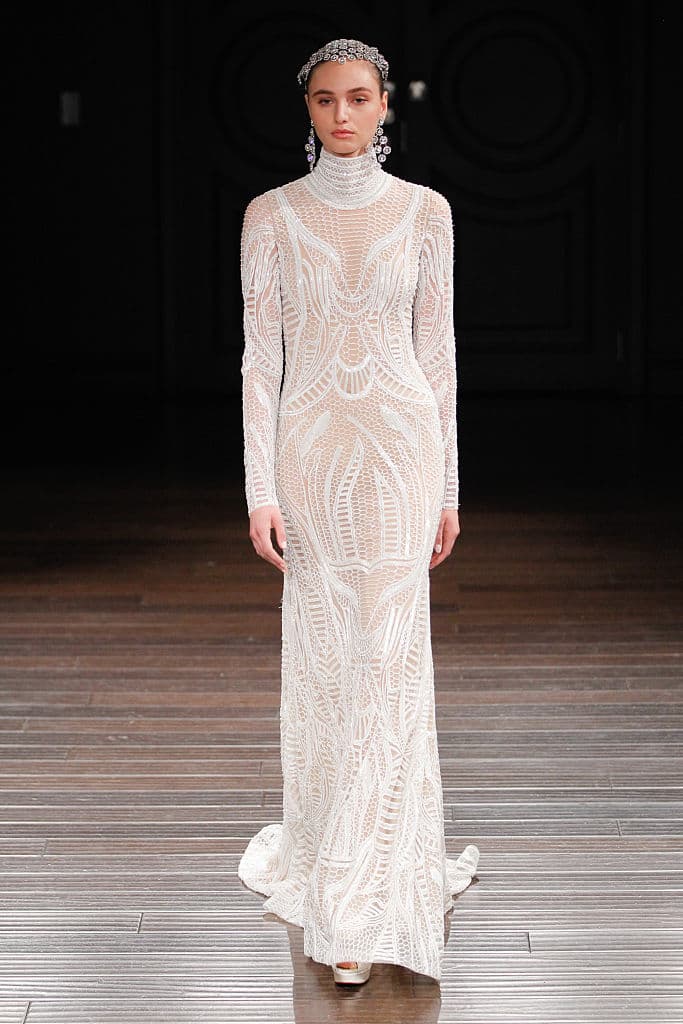 Alucinantes bordados que parecen estar caligrafiados sobre el cuerpo.