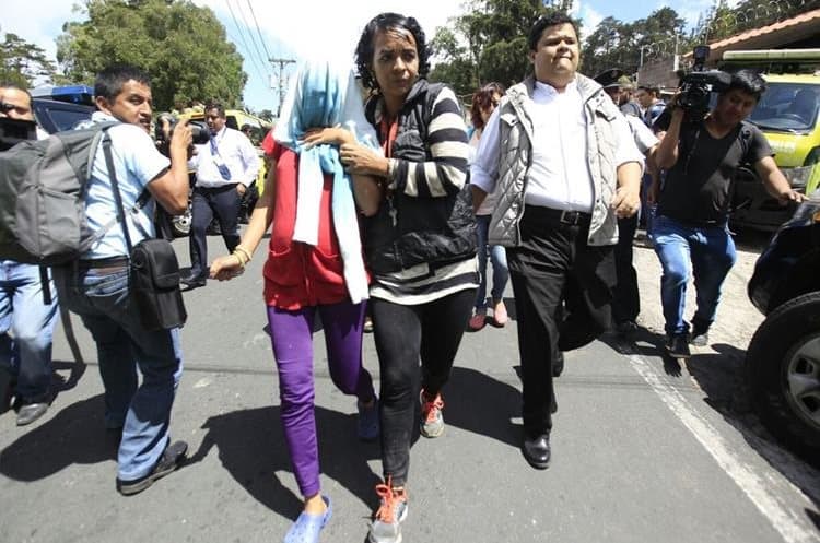 Las llamas se propagaron durante la mañana de este miércoles por el Centro de Rehabilitación Hogar Seguro Virgen de la Asunción, situado en San José Pinula, a 14 millas (22 km) al sureste de la capital.