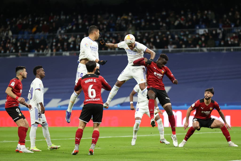 Con dobletes de Karim Benzema y Vinicius Junior, el Real madrid camina a la victoria 4-1 sobre el Valencia.