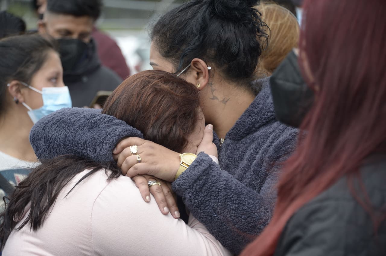 Los familiares de un preso lloran mientras esperan información en el exterior de la cárcel Sierra Centro Norte de Latacunga, Ecuador. El presidente Lasso declaró: "A las mafias que pretenden amedrentar a este país, quiero decirles que se equivocan si creen que este Gobierno va a actuar con la misma tibieza que los anteriores".