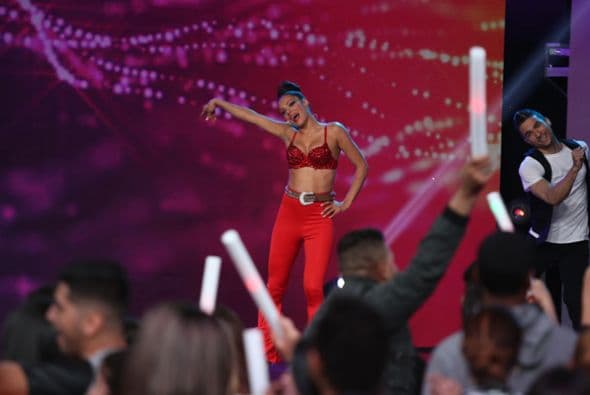 La gala arrancó con un homenaje a Selena. Las chicas se lucieron como nunca en unos retos que fueron diseñados para cada una de ellas. Mariana tuvo su propio show junto a Carlos Calderón, Francisca se robó el show con su personaje de Mela la Melaza, Clarissa se llevó senda ovación gracias a su merengue, Catherine imitó a JLo y Nathalia interpretó a Catalina Creel junto al actor Sebastián Ligarde. La hondureña Nathalia Casco ha demostrado ser imbatible en esta temporada de Nuestra Belleza Latina. Y es que al parecer no hay quien la baje del trono de la belleza. ¡Hasta a su BFF, Geisha, sacó de la competencia!