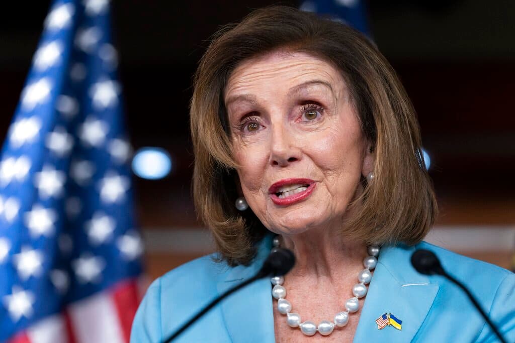 Arzobispo prohíbe a Nancy Pelosi comulgar tras mostrar su apoyo sobre el derecho al aborto