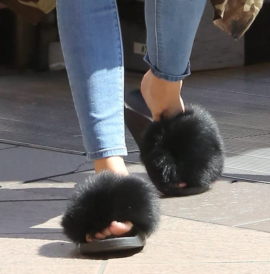 Hasta en sus zapatos iban igualitas, en serio. Mira estos "peluchitos".