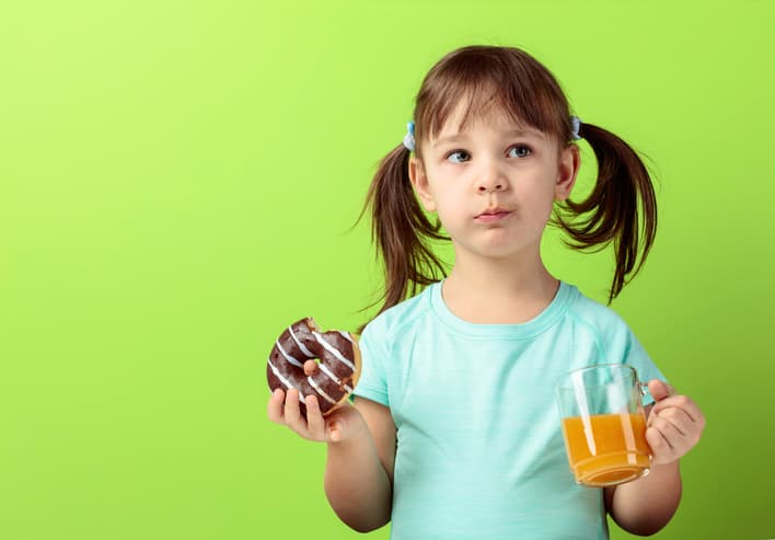 Los alimentos que no deberían estar en el menú escolar (además de la leche con chocolate)