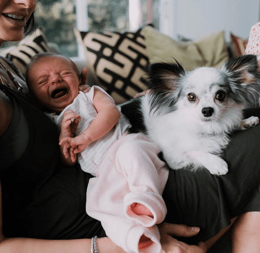 Kailani a días de nacida con su hermanita perruna.