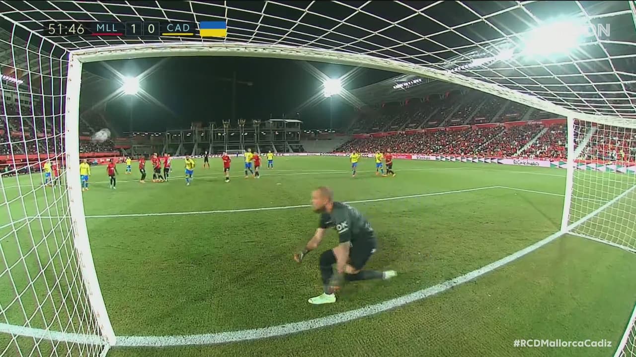 ¡La desvía con la mirada! Por poco sorprende Iza con el empate de Cádiz