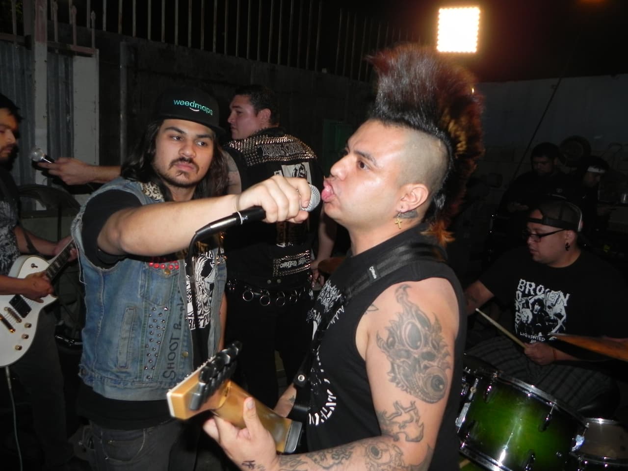 Jóvenes hispanos mantienen vivo el punk en conciertos clandestinos en Los Ángeles