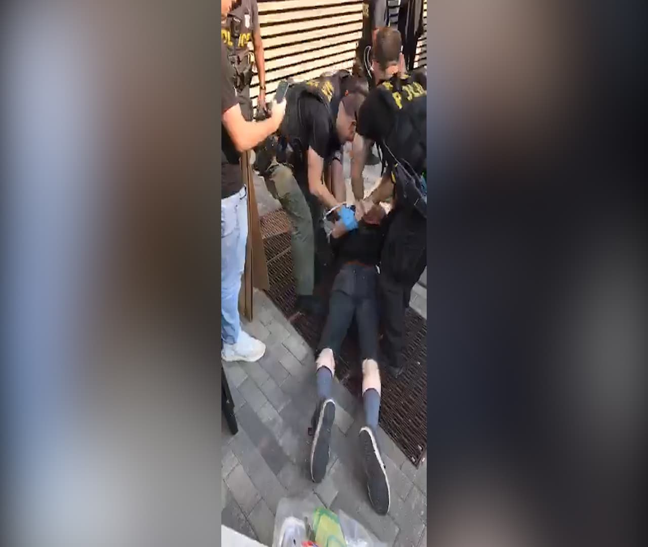 Ya en la acera, los agentes arrestaron a una nueve personas, informó Carlos Campos, vocero de la Policía de Atlanta. Un equipo de Noticias 34 en la escena presenció al menos tres arrestos posteriores.