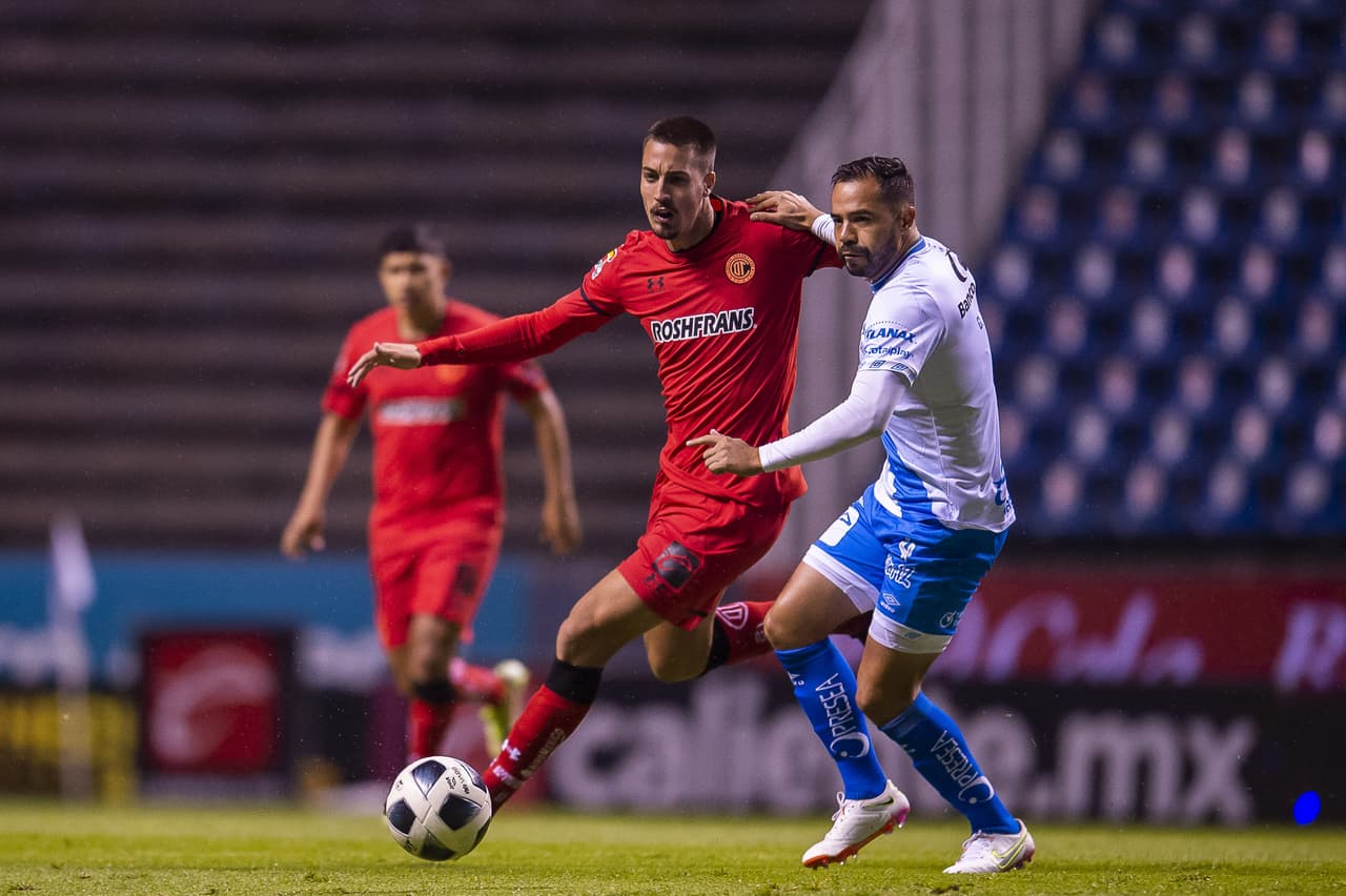 Desde los once pasos, Christian Tabó no perdona y anota el único tanto del encuentro dándole la victoria a Puebla 1-0 sobre Toluca.