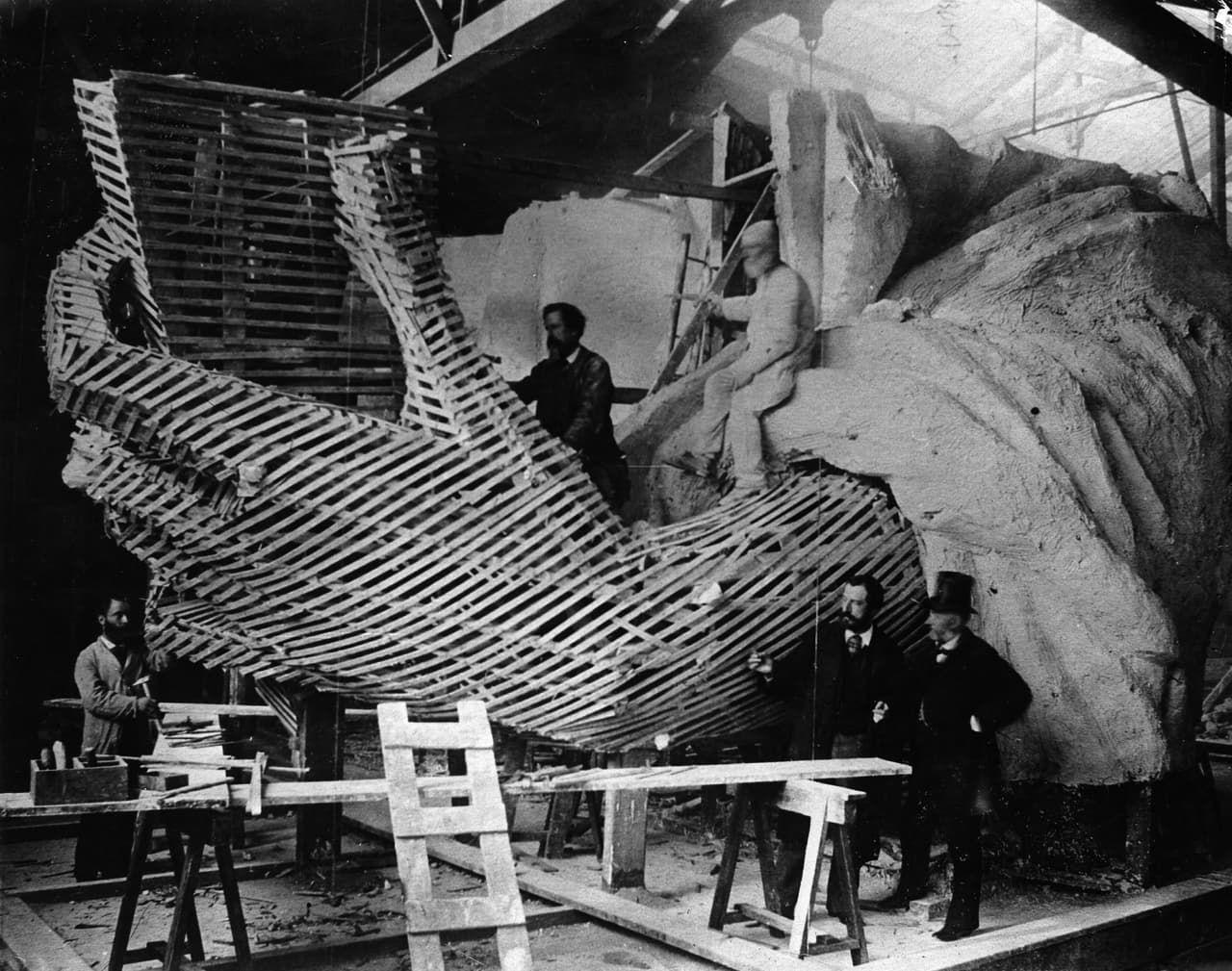 Bartholdi, segundo de derecha a izquierda en la fotografía, durante la construcción de una de las piezas en París. El plan era que la estatua estuviera lista en 1776, en año de la declaración de la independencia de EEUU, pero los esfuerzos de recaudación de fondos para completarla se retrasaron.