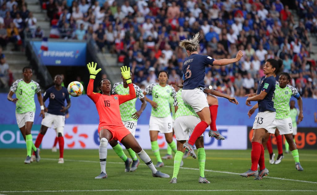 Amandine Henry con este remate de cabeza ponía en un predicamento a la zaga nigeriana, pero el gol se negaba a caer y el primer tiempo estaba llegando a su ocaso.