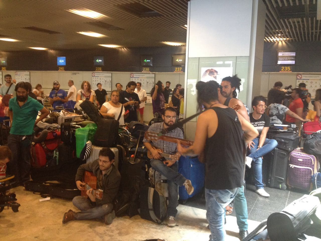 Mexicanos varados en el aeropuerto de Madrid- Barajas