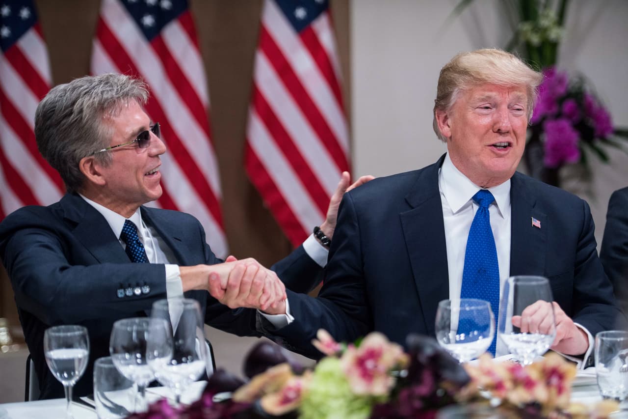 Durante una cena con empresarios europeos Donald Trump saludo con especial entusiasmo al presidente de SAS, una empresa de software alemana. En su discurso oficial había insistido en que ante todo "representa el interés del pueblo estadounidense" pero que eso no significaba que el país no esté "abierto a negocios" con otras naciones.