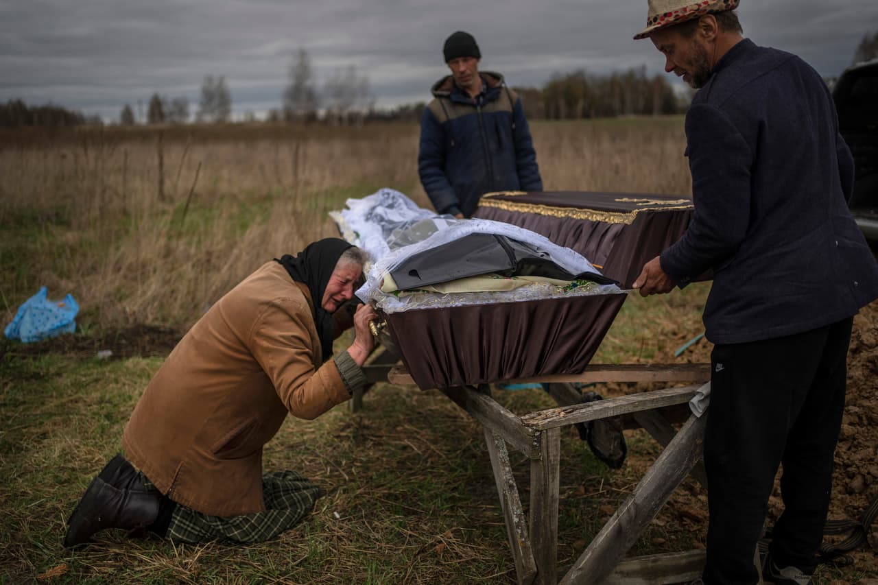 En la foto: Nadiya Trubchaninova, de 70 años, llora en el ataúd de su hijo Vadym, de 48, quien murió a manos de soldados rusos el pasado 30 de marzo en Bucha.
<br>
<br>Después de nueve días desde el descubrimiento del cadáver de Vadym, finalmente Nadiya pudo tener un funeral adecuado. Nadiya Trubchaninova ha tenido que parar autos para tratar. deconseguir transporte todos los días desde su pueblo hasta la destrozada ciudad de Bucha,
<b> tratando de llevar el cuerpo de su hijo a casa para enterrarlo. </b>