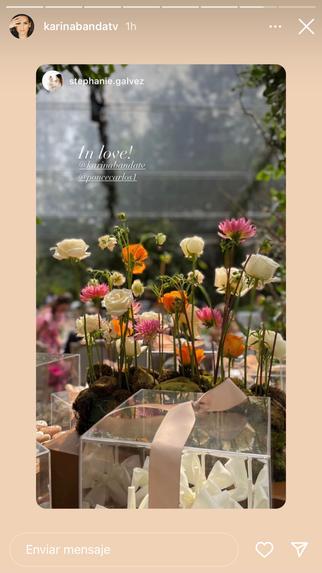 En general, las flores jugaron un papel relevante en la boda de Karina Banda y Carlos Ponce. 
<br>