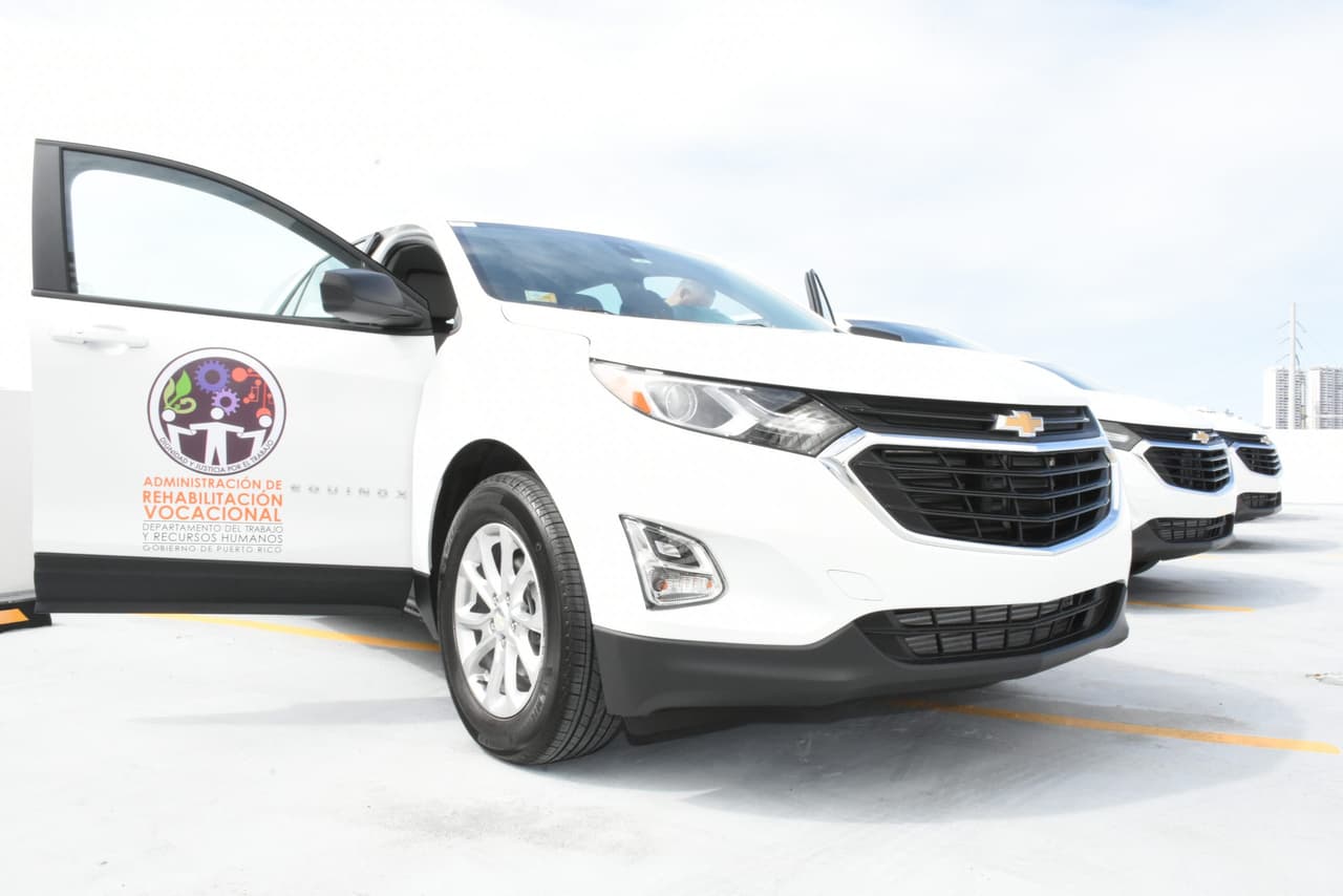 Administración de Rehabilitación Vocacional entrega nuevos vehículos a la región de Caguas, Bayamón y San Juan