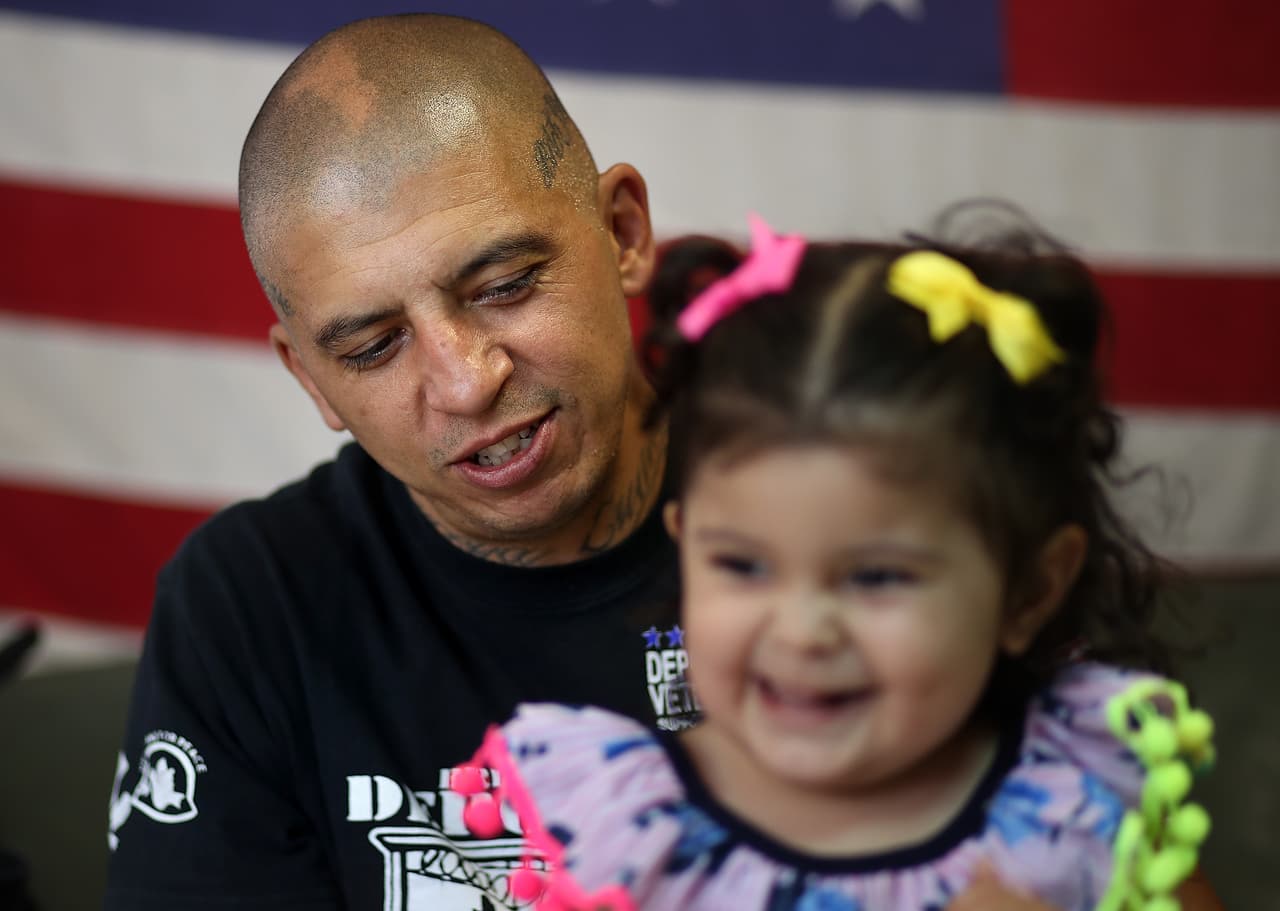 Mauricio Hernández juega con su hija Emily en la Casa del Veterano Deportado de Tijuana. Hernández sirvió en el Ejército de EEUU en Afganistán.