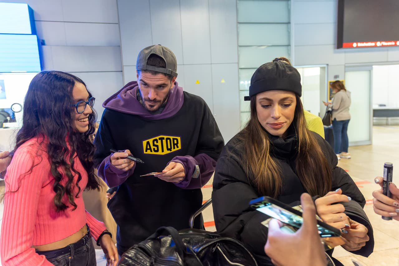 Dentro del aeropuerto atendieron a sus fans, quienes le pedían fotos y autógrafos.