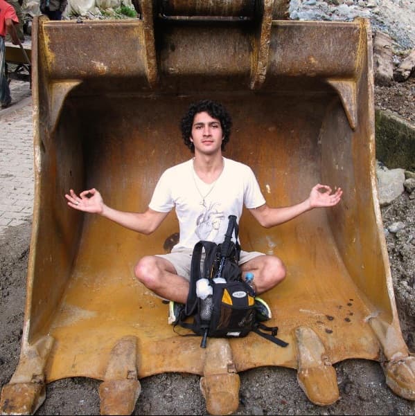 Debutó como actor en el año 2010 en la serie Alguien que me quiera.