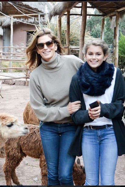 Kaia también decidió incrusionar en el modelaje y lo hizo a la edad de 10 años con la campaña para la línea juvenil de Versace.