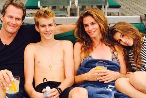 Mamá top model=hija modelo, no cabe duda que la bella Kaia decidió seguir los grandes pasos de la sensual Cindy Crawford.