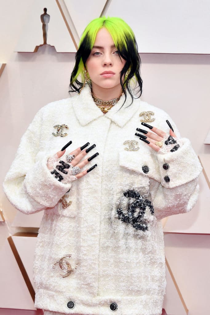 <b>Billie Eilish</b> y sus largas uñas también son parte de esta categoría.