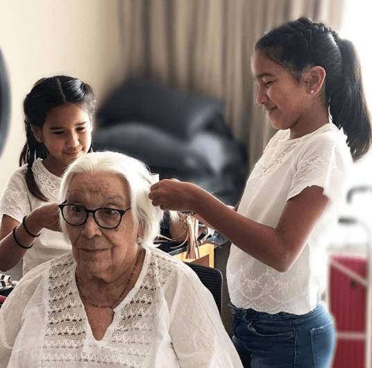 ¡Qué imagen más bella! Micaella y Antonella, las hijas de Karla, estuvieron felices consintiendo a su bisabuelita.