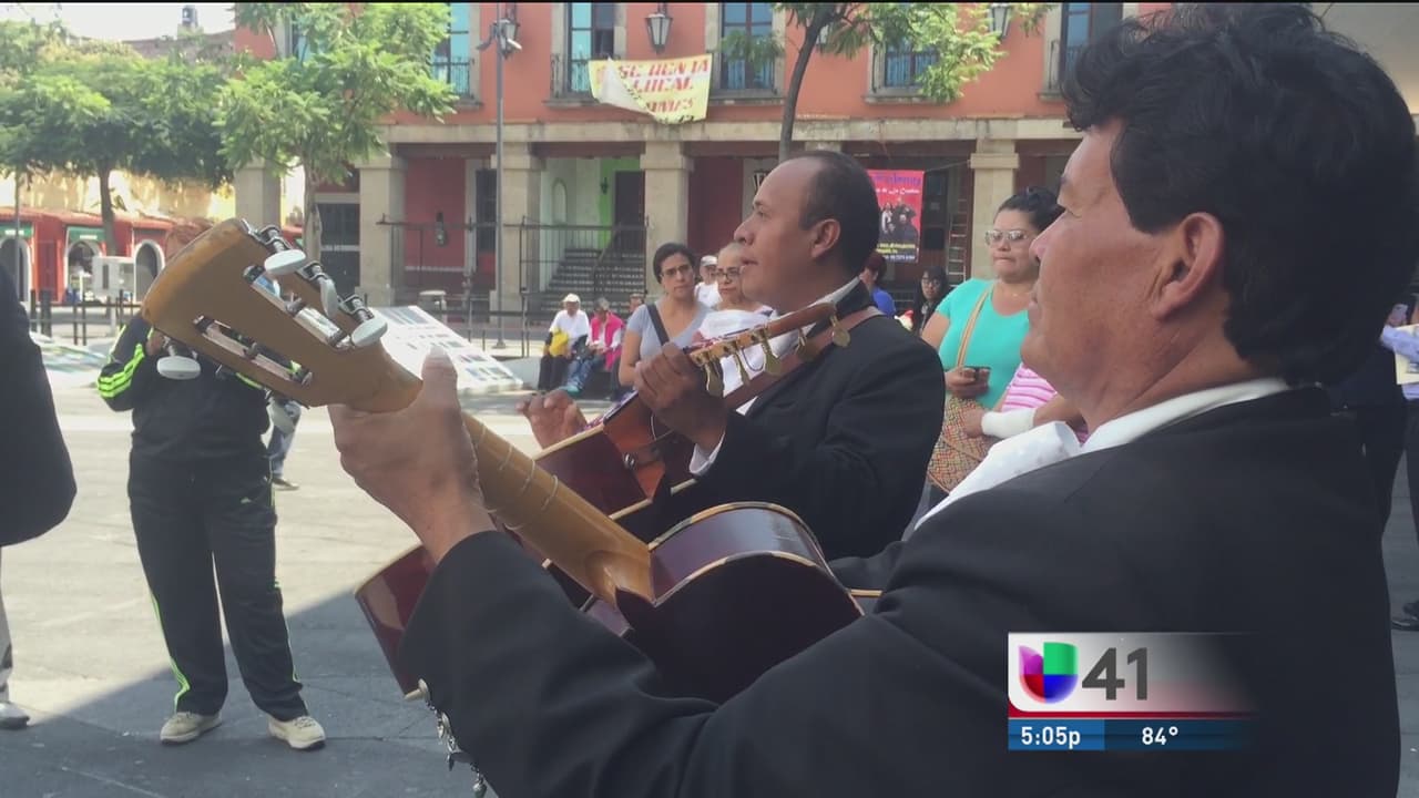 Seguidores de Juan Gabriel cantan sus canciones en Garibaldi al ritmo de mariachi