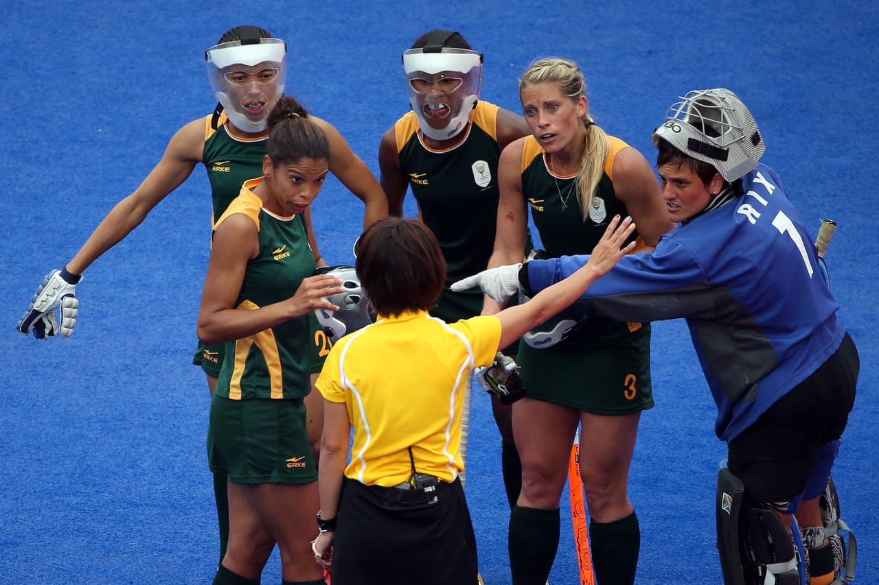 Al parecer el desconocimiento de banderas no es el único mal de los ingleses. Durante un partido de hockey femenino entre Gran Bretaña y Sudáfrica preolímpico, la organización puso 
<b>el himno del Apartheid (segregación racista)</b> en lugar del actual. La queja fue evidente.