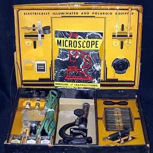 <b>Microscopio. </b>La empresa fabricante del set de química, A.C. Gilbert, lanzó en los años 30 el popular microscopio. Otro clásico, y por supuesto muy educativo.