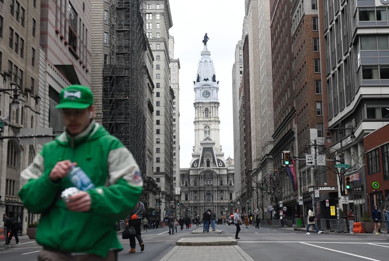 Un aficionado de los Philadelphia Eagles camina por Broad Street después de que se cerrara para posibles celebraciones.